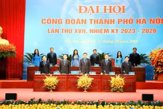 Đoàn Chủ tịch đại hội.