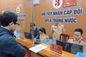  Việc cấp, đổi giấy phép lái xe được thực hiện bằng 2 hình thức trực tiếp và trực tuyến.