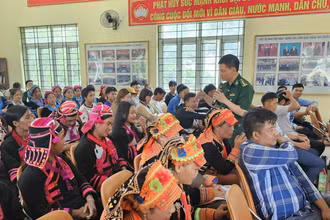 Bộ đội biên phòng tổ chức truyền thông về mua bán người cho đồng bào dân tộc thiểu số vùng biên giới, hải đảo. Ảnh: Biên Cương.