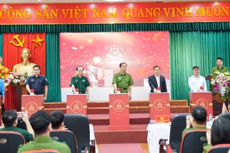 Các đại biểu bấm nút phát động cuộc thi.