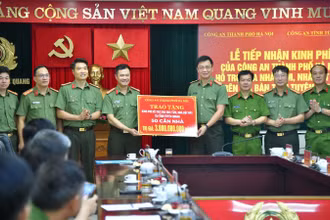 Công an Hà Nội trao 3 tỷ đồng chung tay “Xóa nhà tạm, nhà dột nát” tại tỉnh Tuyên Quang.