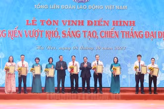 Lễ tôn vinh điển hình sáng kiến vượt khó, sáng tạo, chiến thắng đại dịch do Tổng Liên đoàn Lao động Việt Nam tổ chức tháng 10/2023.