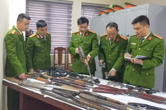 Công an thành phố Thanh Hóa kiểm tra, phân loại số vũ khí, vật liệu nổ, công cụ hỗ trợ thu hồi dịp Tết Nguyên đán 2024. (Ảnh: Đình Hợp)