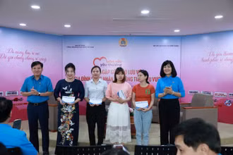 Phó Chủ tịch Tổng Liên đoàn Lao động Việt Nam Nguyễn Xuân Hùng và Trưởng Ban Nữ công Đỗ Hồng Vân trao quà tặng các nhân vật trong chương trình.