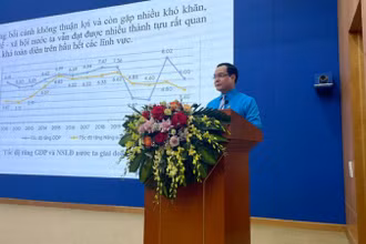 Chủ tịch Tổng Liên đoàn Lao động Việt Nam Nguyễn Đình Khang truyền đạt chuyên đề tại buổi tập huấn.