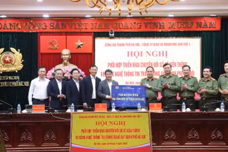 Cty dịch vụ Mobifone khu vực 1 tặng giải pháp số hóa Bảo tàng Công an thành phố Hà Nội.