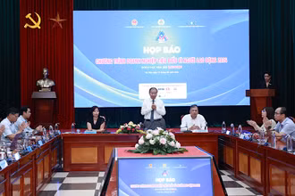 Ban tổ chức chương trình thông tin tại buổi họp báo sáng 19/6, tại Hà Nội.