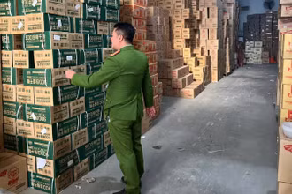Lực lượng chức năng kiểm tra kho hàng.