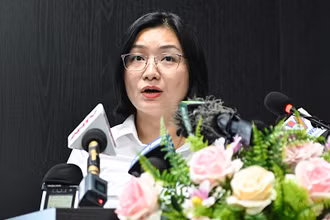 Giám đốc Lâm Thị Mai Anh tại họp báo.