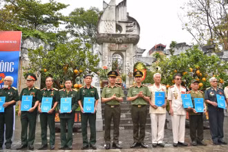 Trao quà tặng thương binh, cựu chiến binh từng tham gia Chiến dịch Hồ Chí Minh.