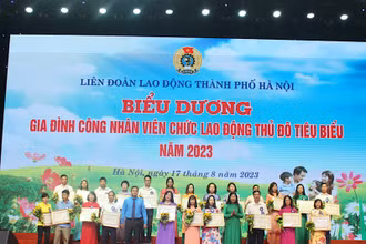 Trao Bằng khen cho gia đình công nhân, viên chức lao động tiêu biểu năm 2023.