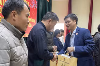 Phó Chủ tịch Tổng Liên đoàn Lao động Việt Nam, Chủ tịch Công đoàn Viên chức Việt Nam Ngọ Duy Hiểu tặng quà đoàn viên, người lao động nhân dịp Tết Nguyên đán năm 2024.