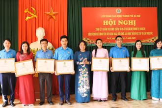 Trao Bằng khen tặng các cá nhân điển hình tiên tiến trong học tập và làm theo tư tưởng, đạo đức, phong cách Hồ Chí Minh (giai đoạn 2016-2025).