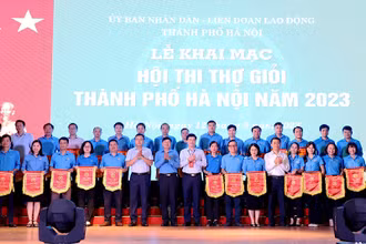 Trao cờ thi đua tặng các đơn vị dự thi.