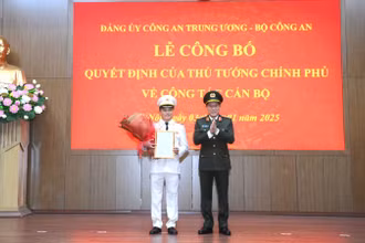 Thừa ủy quyền của Thủ tướng Chính phủ, Bộ trưởng Lương Tam Quang trao Quyết định bổ nhiệm chức vụ Thứ trưởng Công an đối với Thiếu tướng Đặng Hồng Đức.