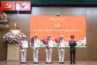 Bộ trưởng Lương Tam Quang trao Quyết định thành lập Trung tâm Dữ liệu quốc gia.