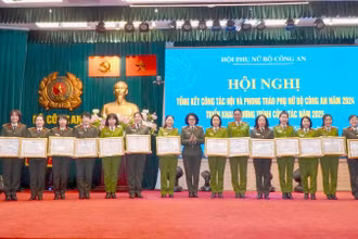 Thiếu tướng Ngô Hoài Thu trao Bằng khen của Trung ương Hội Liên hiệp Phụ nữ Việt Nam tặng các tập thể có thành tích xuất sắc.