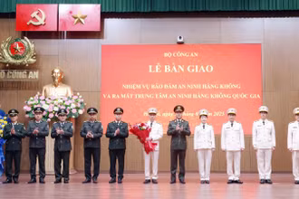 Thứ trưởng Phạm Thế Tùng tặng hoa chúc mừng đại diện lãnh đạo Trung tâm An ninh hàng không quốc gia.