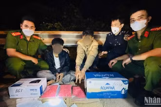 Lực lượng chức năng bắt giữ hai đối tượng cùng tang vật. 