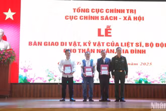 Đại tá Dương Văn Bảo, Phó Trưởng phòng Hậu phương quân đội, Cục Chính sách-Xã hội, Tổng Cục Chính trị bàn giao di vật, kỷ vật của liệt sĩ về với thân nhân.