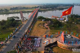 Toàn cảnh Lễ thượng cờ "Thống nhất non sông" ở Khu di tích quốc gia đặc biệt Đôi bờ Hiền Lương-Bến Hải.