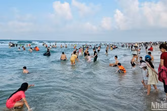 Bãi biển Cửa Việt trở thành điểm đến lý tưởng cho du khách trong dịp nghỉ lễ.