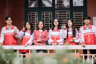 Cô giáo Nguyễn Thị Tâm cùng các học sinh đạt giải Nhất Cuộc thi "Học sinh, sinh viên với ý tưởng khởi nghiệp" cấp quốc gia năm 2023.
