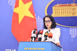Người phát ngôn Bộ Ngoại giao Phạm Thu Hằng chủ trì họp báo thường kỳ tháng 6/2024. (Ảnh: Minh Đức/TTXVN)