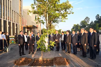 Chủ tịch Quốc hội Vương Đình Huệ và Chủ tịch Thượng viện Nhật Bản Otsuji Hidehisa cùng đại biểu hai nước dự buổi lễ.