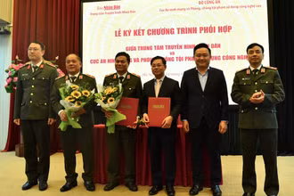 Truyền hình Nhân Dân ký kết hợp tác với Cục An ninh mạng và phòng, chống tội phạm sử dụng công nghệ cao. (Ảnh: Minh Tuấn)