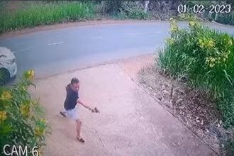 Đối tượng Nguyễn Hiếu Nghĩa dùng súng bắn vào nhà anh Sang. (Hình cắt từ clip)
