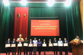 Bộ trưởng trao Bằng khen cho các cá nhân có thành tích xuất sắc.