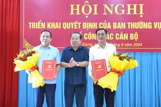 Ông Mai Văn Huỳnh, Phó bí thư Thường trực Tỉnh ủy, chủ tịch HĐND tỉnh Kiên Giang trao quyết định cho ông Nguyễn Đức Chín (bìa trái) và ông Trần Chí Viễn. (Ảnh: Báo Tiền Phong)