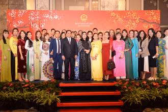 Thủ tướng Phạm Minh Chính và Phu nhân chụp ảnh lưu niệm với bà con cộng đồng người Việt Nam tại Singapore.