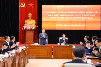 Phó Thủ tướng Trần Hồng Hà làm việc với Bộ Giáo dục và Đào tạo. (Ảnh: TTXVN)