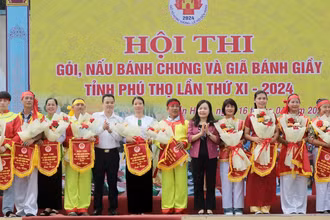 Ban Tổ chức trao cờ lưu niệm cho các đội tham gia hội thi.