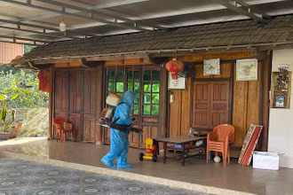 Lực lượng chức năng chủ động triển khai giải pháp phòng, chống dịch khi có ca bệnh nghi ngờ.
