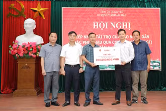 Đại diện Báo Nhân Dân và Công ty cổ phần Văn hóa Đọc và Học Việt Nam trao tặng tiền ủng hộ cho huyện Khoái Châu.