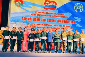 Ban Tổ chức tặng quà "Nghĩa tình Trường Sơn" cho các hội viên.