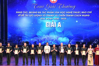 Ban tổ chức trao tặng giải thưởng cho các tác giả, nhóm tác giả đạt giải A.