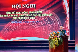 Trung tướng Trương Thiên Tô, Phó Chủ nhiệm Tổng cục Chính trị Quân đội nhân dân Việt Nam, chủ trì hội nghị.