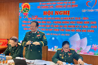 Chủ tịch Hội Trường Sơn-đường Hồ Chí Minh thành phố Hà Nội Nguyễn Đức Thuận phát biểu khai mạc hội nghị.