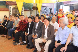 Các đại biểu dự lễ dâng hương tại miếu thờ Thành Hoàng làng Xuân Cầu. 