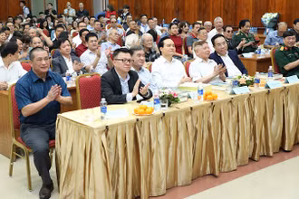 Các đại biểu tham dự buổi lễ ra mắt sách "Con đường tương lai" - Tập 1.