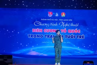 Ca sĩ Nguyễn Trần Trung Quân biểu diễn tại chương trình nghệ thuật “Biên cương Tổ quốc trong trái tim tuổi trẻ”.