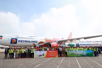 Chiếc máy bay được nạp nhiên liệu hàng không bền vững-Sustainable Aviation Fuel.