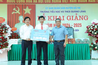 Đại diện Báo Nhân Dân và đại diện Công ty cổ phần Văn hóa đọc và học Việt Nam-Sàn Văn hóa học và đọc Việt Nam (hocdoc.vn) trao tặng học bổng cho nhà trường. 