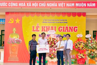Đại diện Liên hiệp Hợp tác xã Liên minh Quốc gia Việt Nam phối hợp Công ty cổ phần Văn hóa đọc và học Việt Nam-Sàn Văn hóa học và học Việt Nam trao tặng quà cho nhà trường.