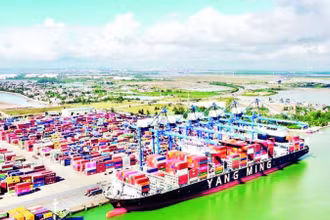 Cảng Lạch Huyện - cảng container lớn nhất phía Bắc.