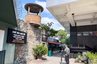 Một thành viên của ê-kíp đang thực hiện ghi hình tại Bảo tàng chứng tích chiến tranh tại Thành phố Hồ Chí Minh.